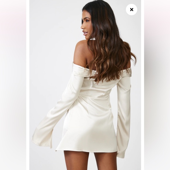 Pretty Little Thing Champagne Satin Pleat Bardot Flared Sleeve Shift Dress - Picture 8 of 8